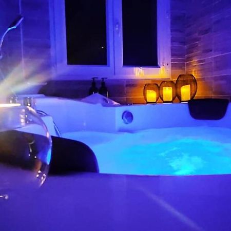 A L'Oree Des Pins - Gite Et Spa De 30 M2- Home Cinema Et Massage En Sup Cuges-les-Pins Exterior foto